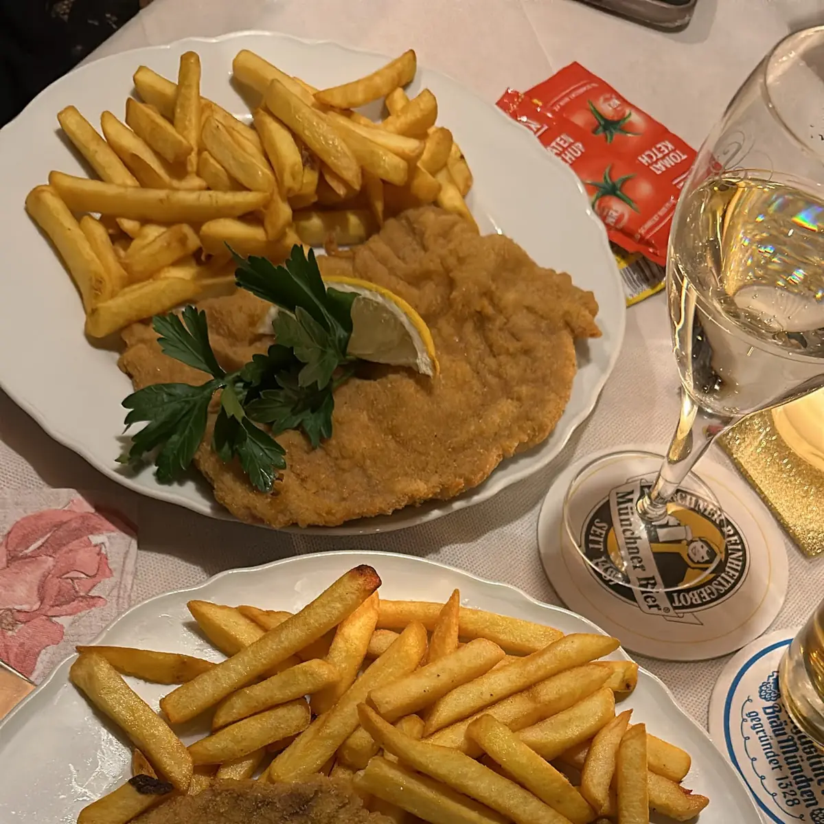 Wiener Schnitzel Vom Kalb Mit Kartoffelsalat Und Preiselbeeren