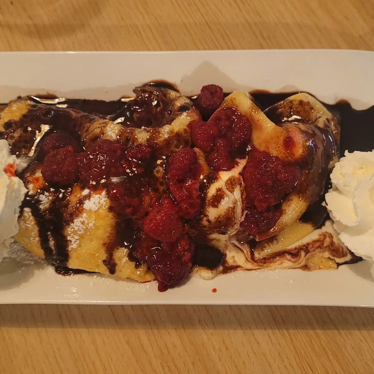 Nachtisch Himbeerpalatschinken 2 Stück Vanilleeis Mit Himbeeren Und Schlagobers