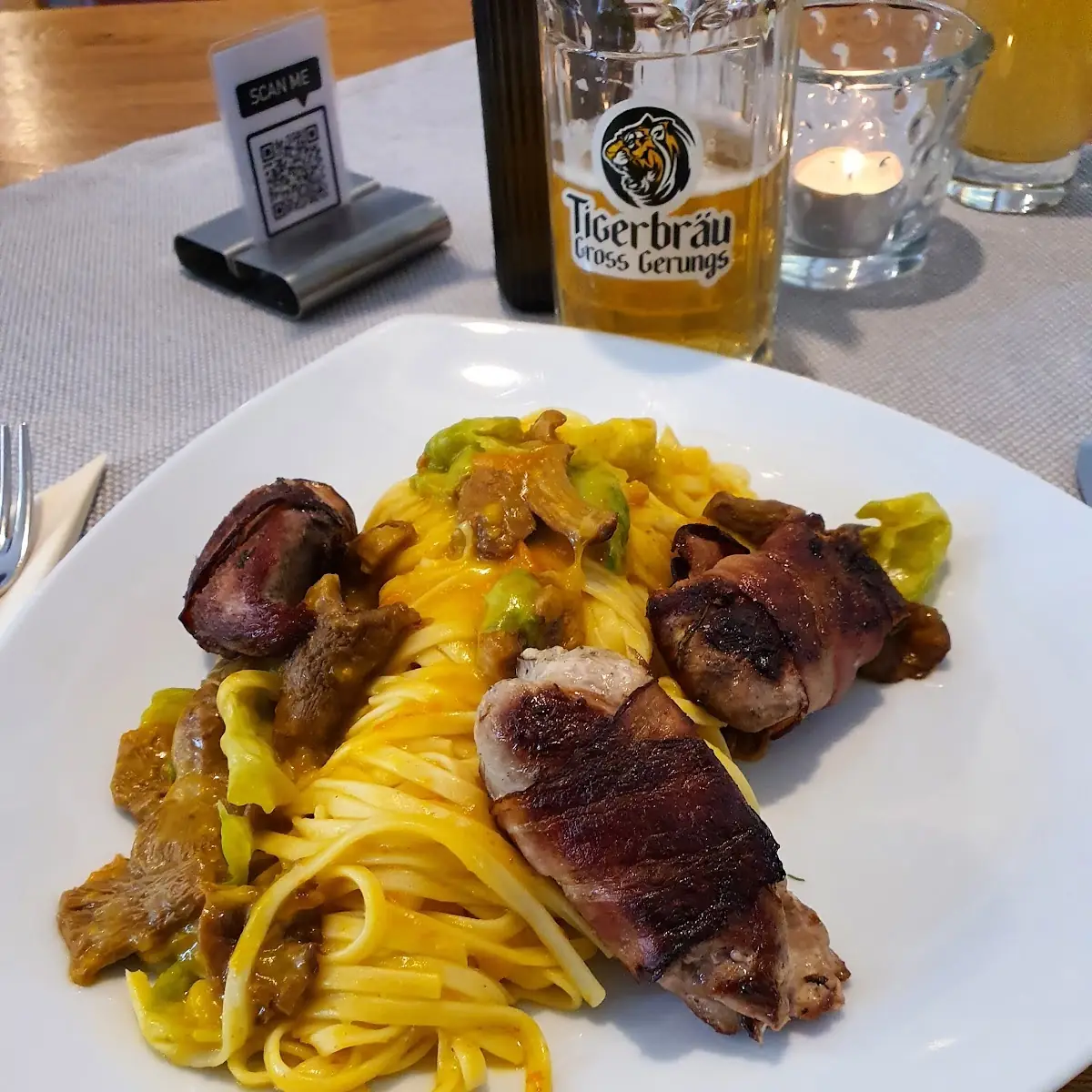 Fasanbrustfilet Im Speckmantel Gebraten Cremige Eierschwammerltagliatelle Kürbis Kohlsprossen