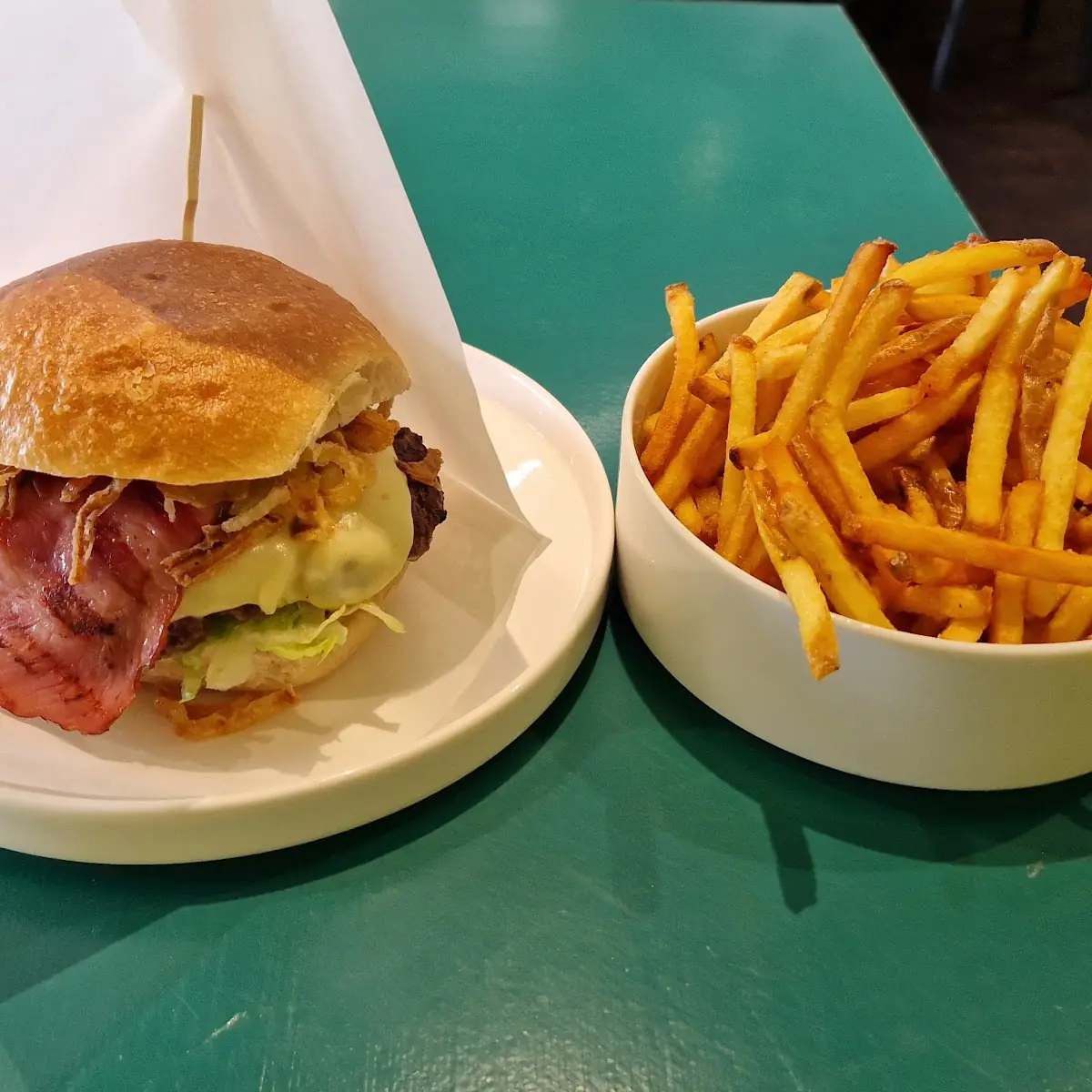 Grey Cattle Burger Mit Pommes
