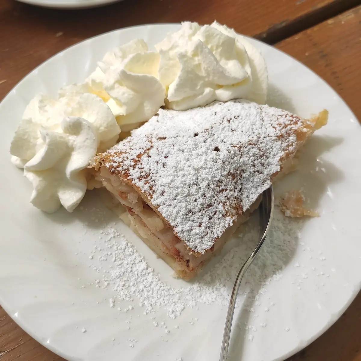 Warmer Apfelstrudel Mit Sahne
