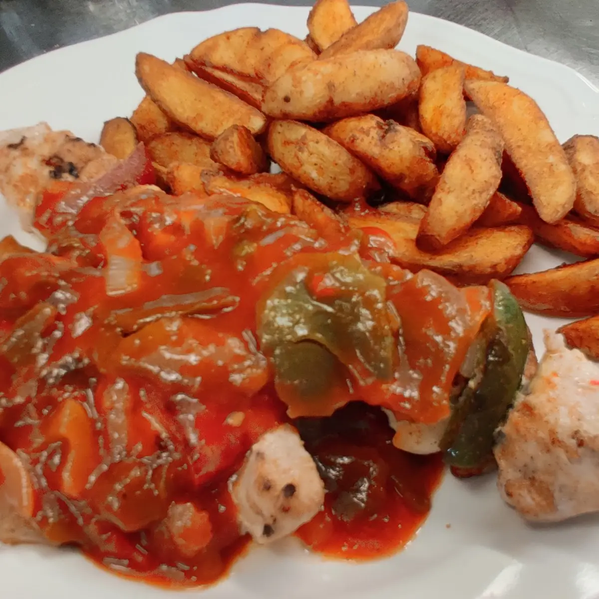 Putenspieß Mit Letscho Und Wedges