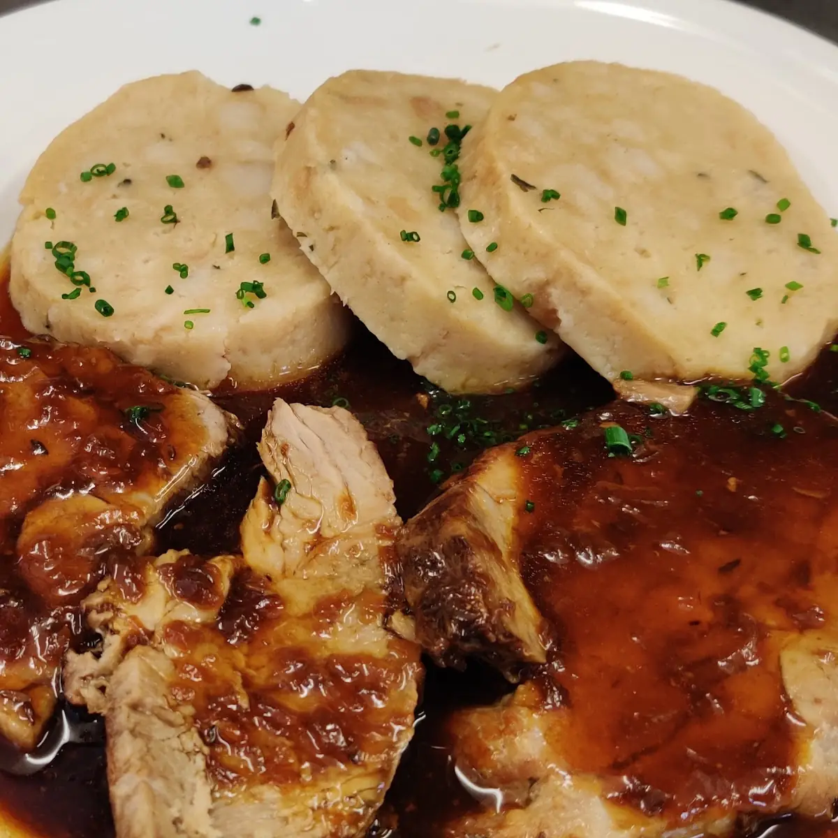 Schweinebraten Mit Semmelknödel Und Krautsalat