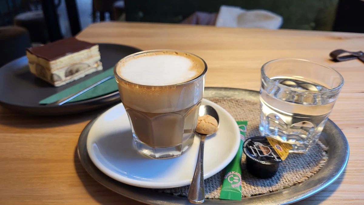 Flat White Und Bananenschnitte