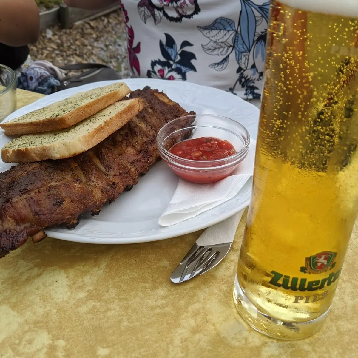 Rippchen Mit Knoblauchbrot, Restaurant Liftcafe Heisn