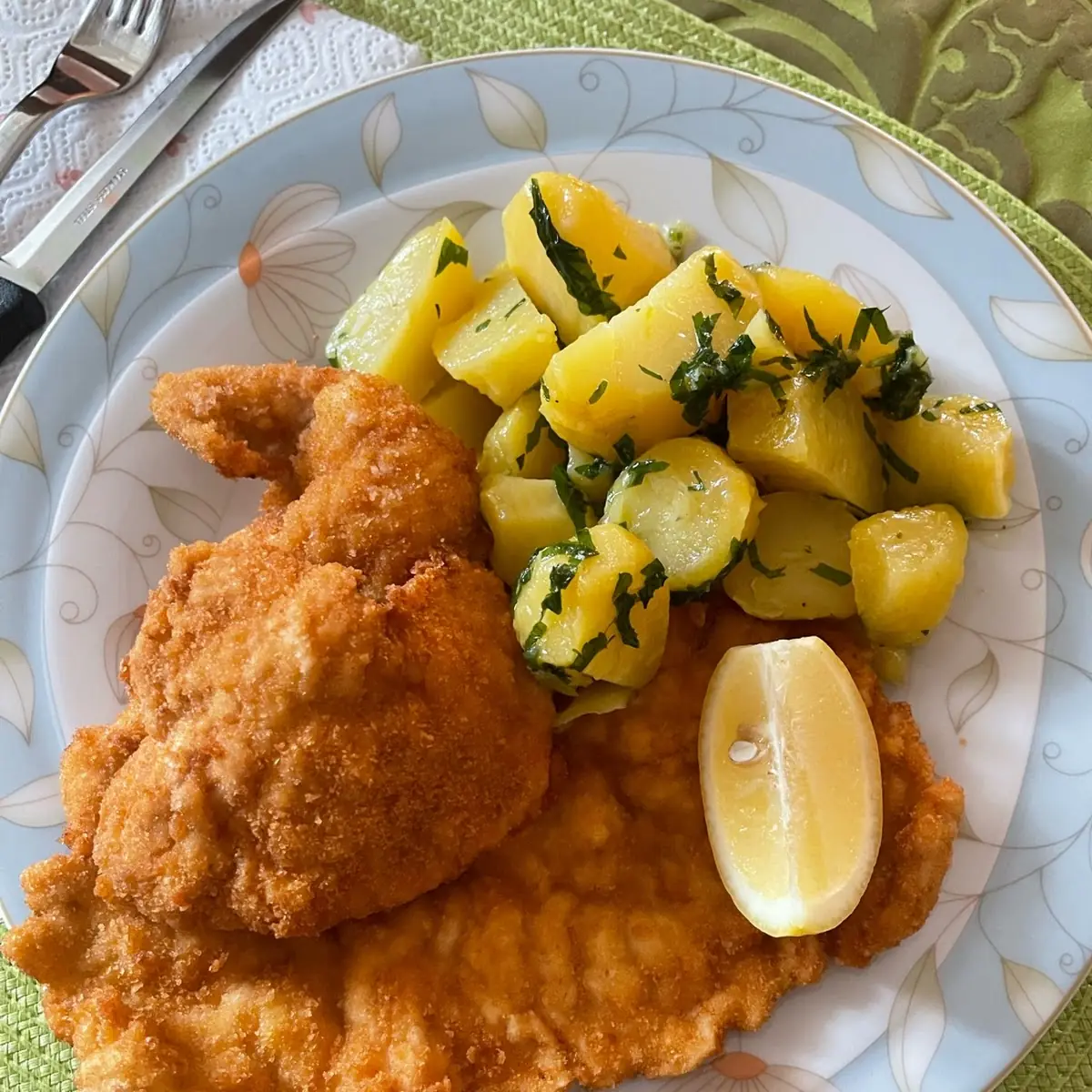 Riesen Wienerschnitzel Mit Petersilienkartoffeln