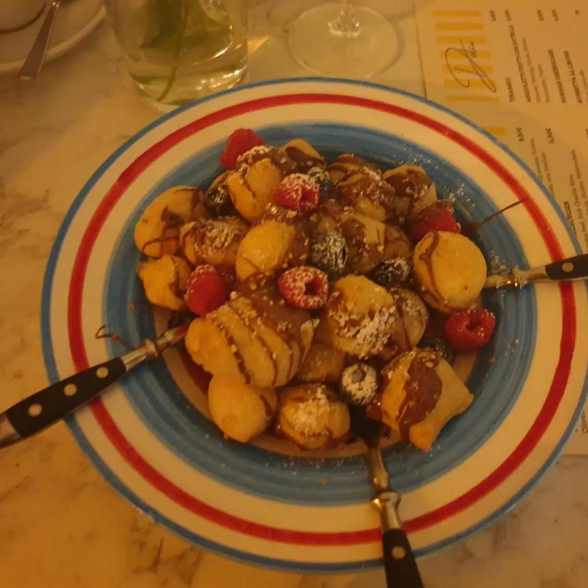 Frittierter Pizzateig Mit Nutella Und Beeren
