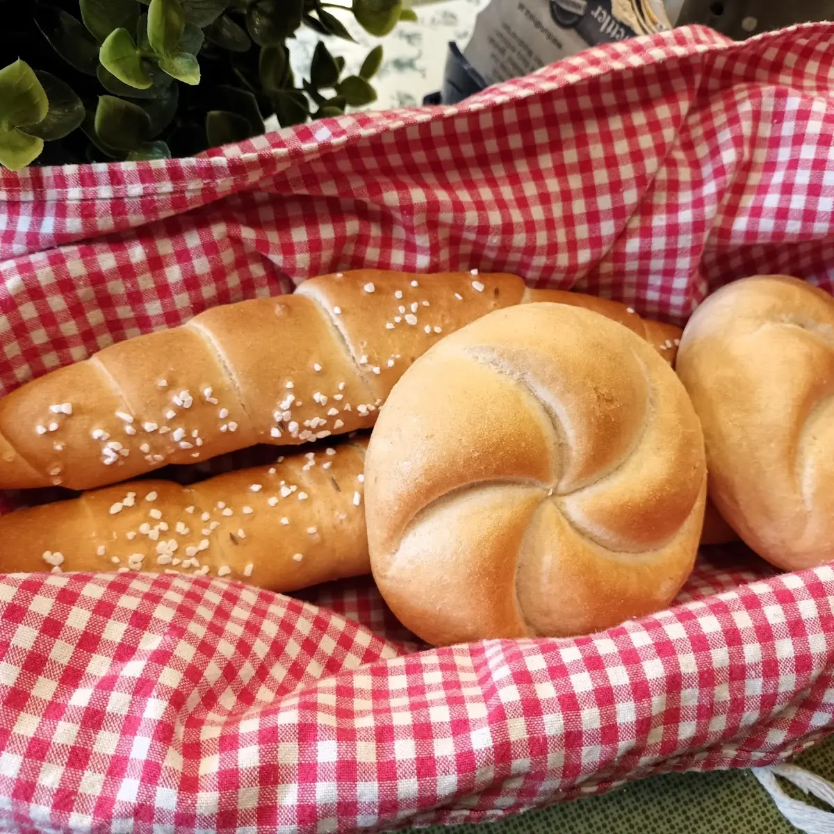 Kaisersemmeln Und Salzstangerln