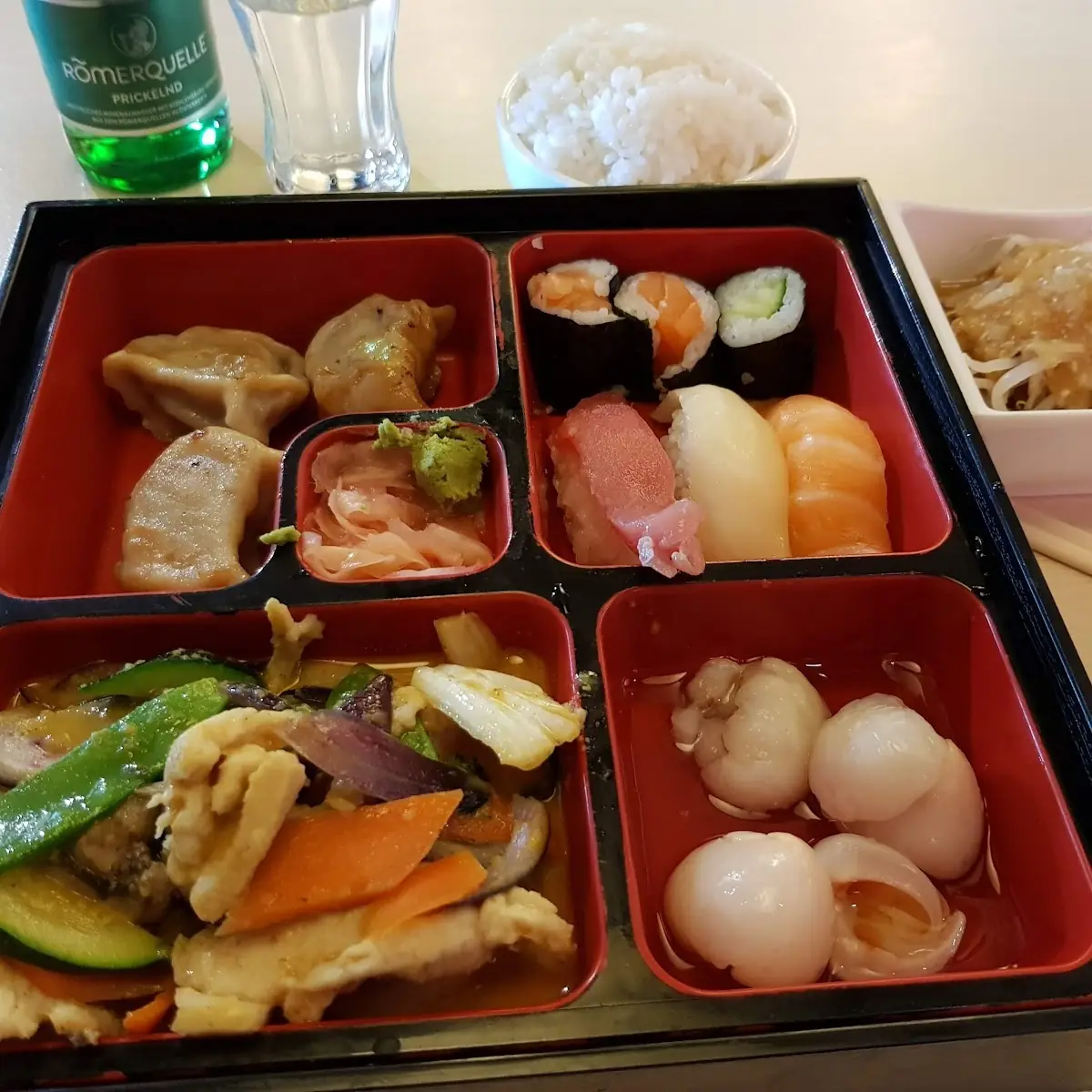 Bento Box Mit Gegrilltem Lachs