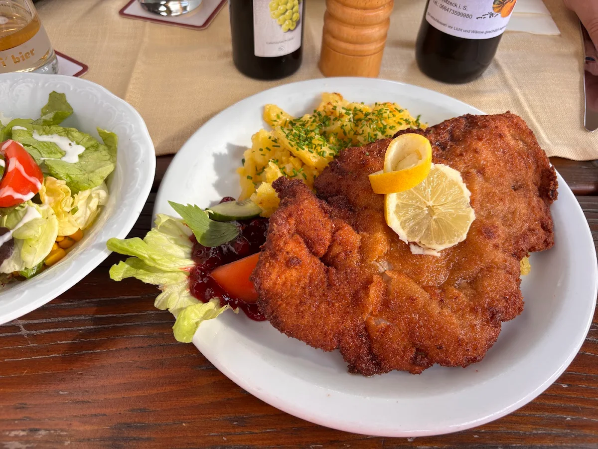 Berg Cordon Bleu Mit Bratkartoffeln Und Salat