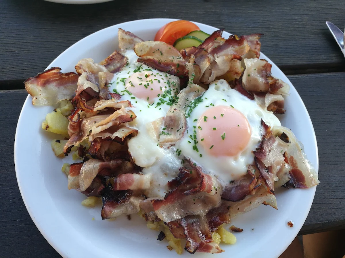 Bratkartoffeln Mit Speck Und 2 Spiegeleier