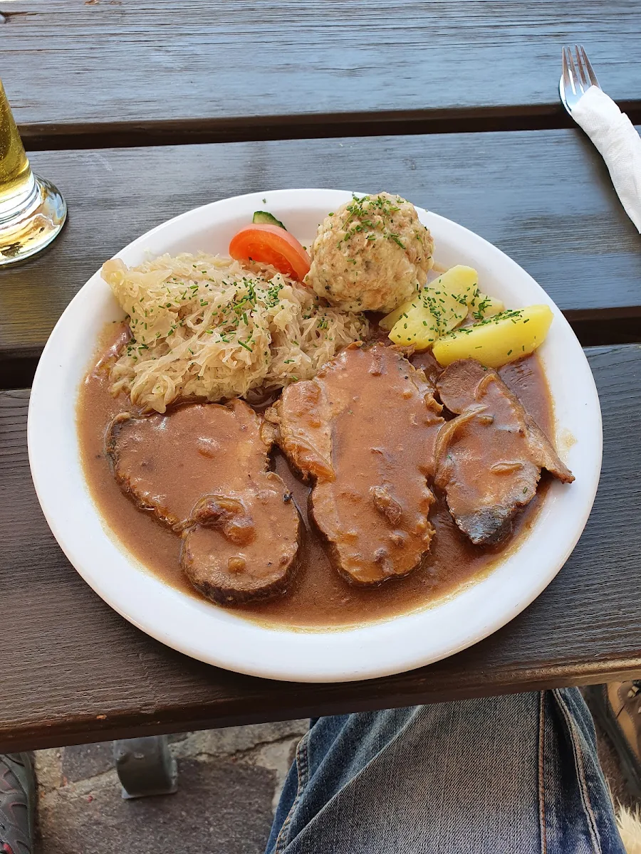 Gesegnetes Mit Knödel Und Sauerkraut