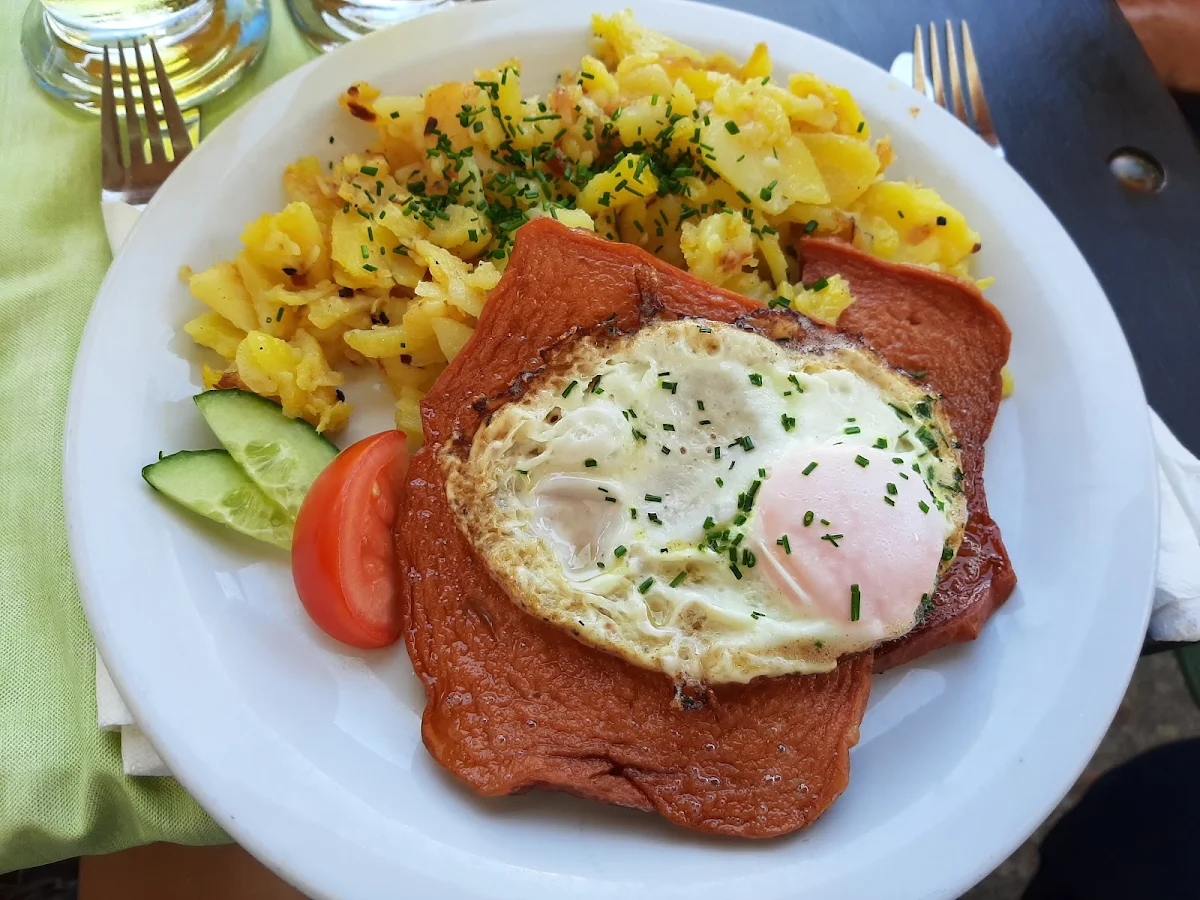 Leberkäse Mit Bratkartoffeln Und Spiegelei