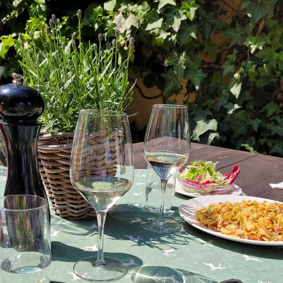 Gebackene Blunzenradl Mit Kren Auf Salat Schinkenfleckerl Gemischter Satz