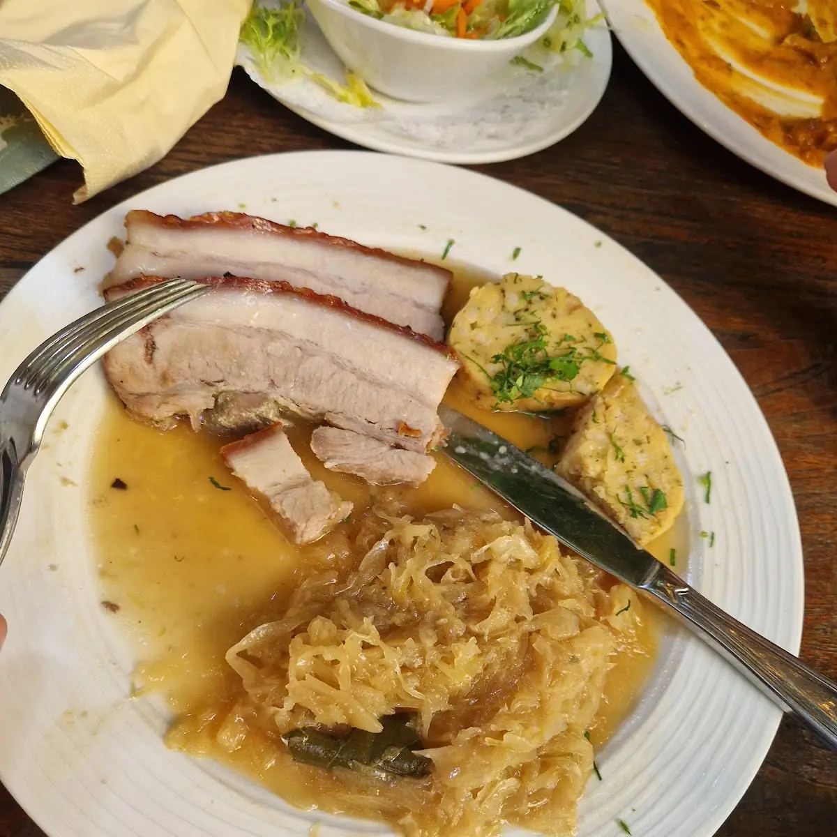 Kümmelbraten Mit Sauerkraut Und Semmelknödel