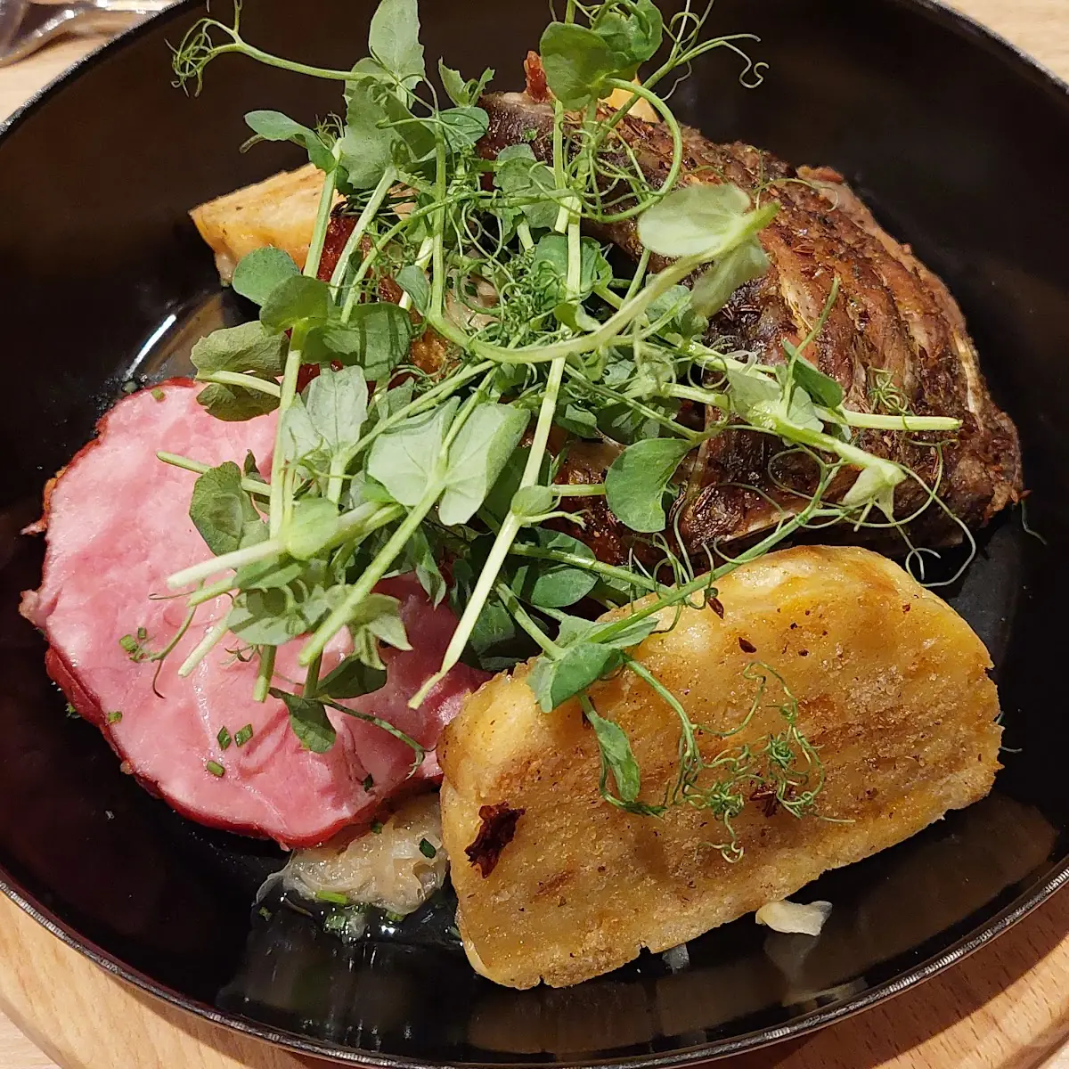 Gselchtes Rippelen Sauerkraut Serviettenknödel