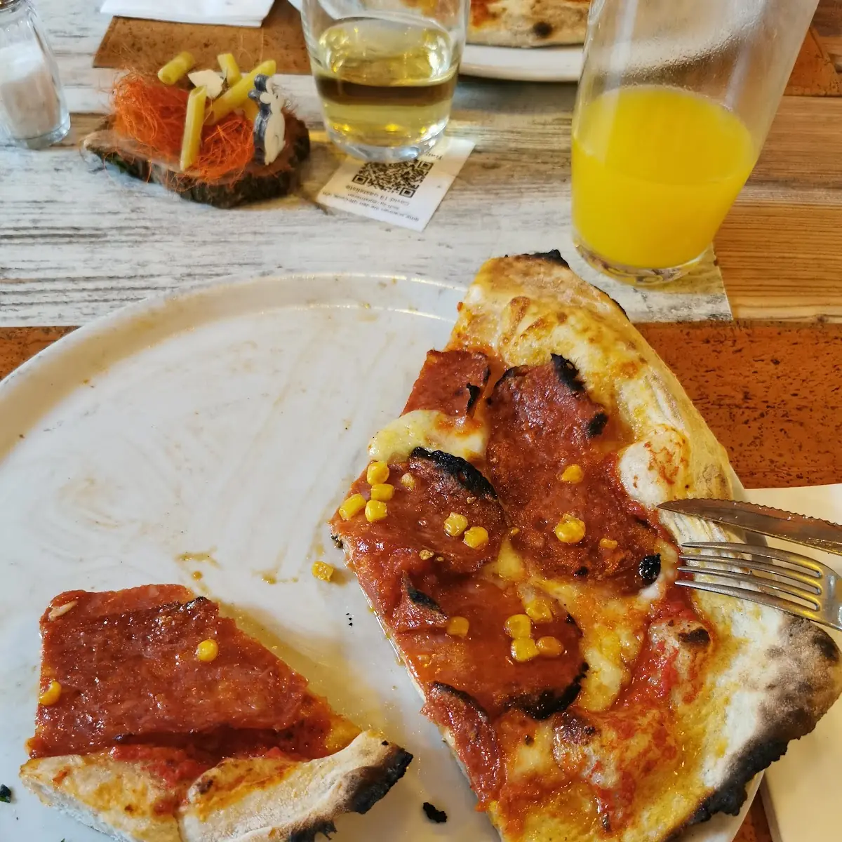 Pizza Quattro Formaggio Mit Extra Scharfer Salami Und Mais