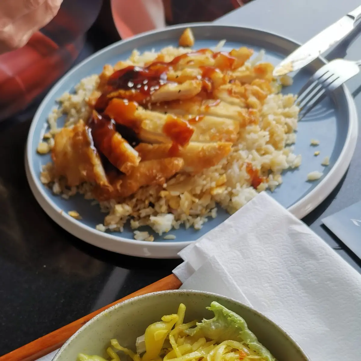 Knuspriges Huhn Mit Reis Und Krautsalat