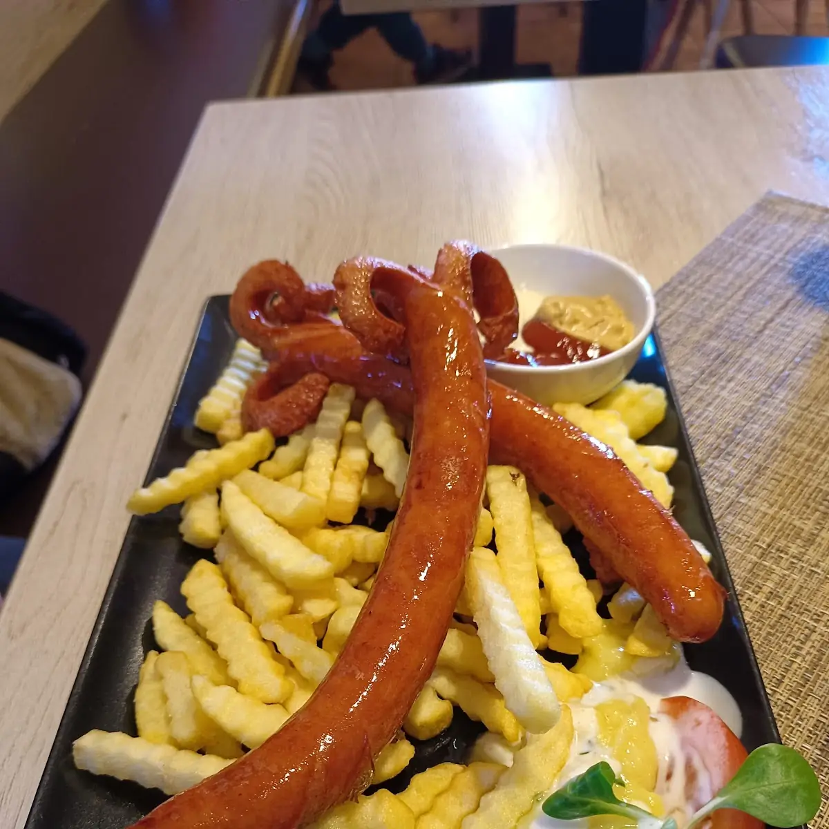 Grillwurst Mit Pommes