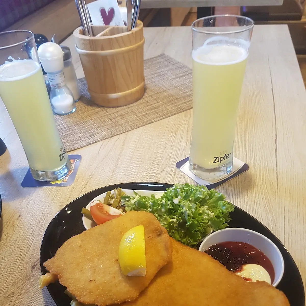 Putenschnitzel Mit Pommes Und Salat
