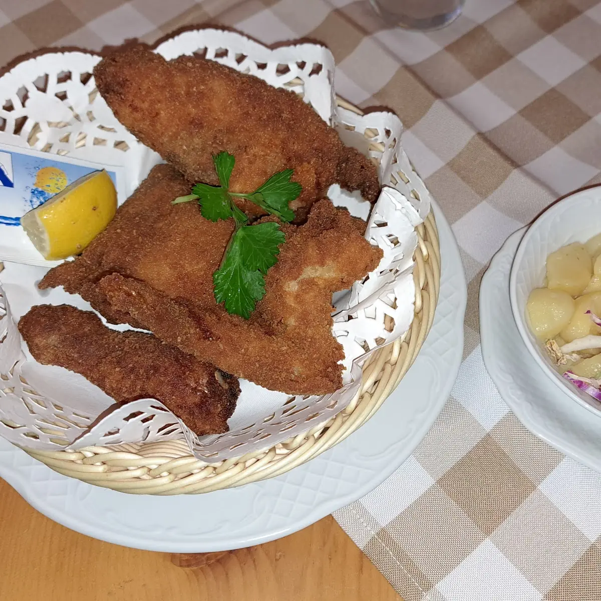 Backhenderl Mit Feinstem Kartoffelsalat