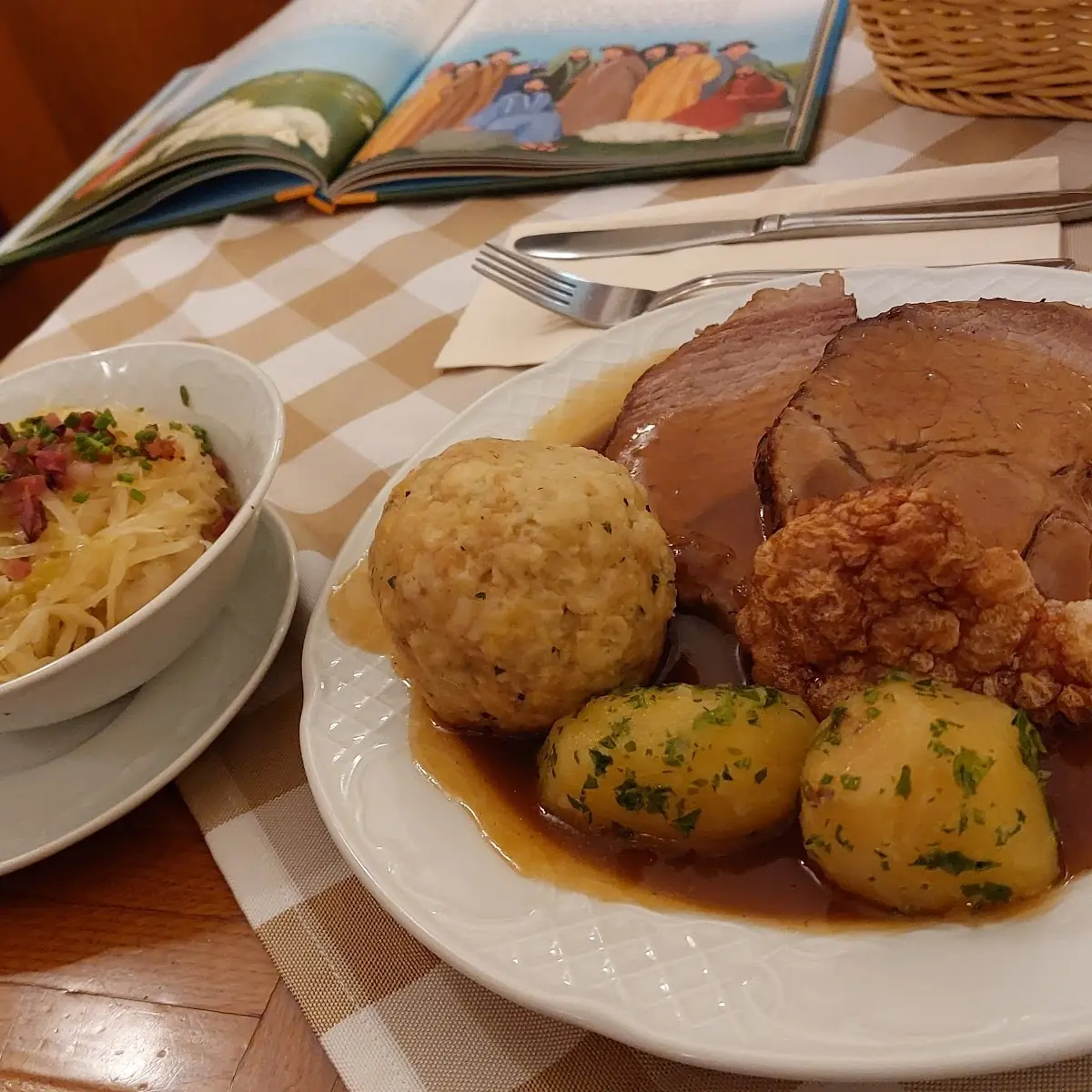 Schweinsbraten Mit Semmelknödel Erdäpfel Und Kraut