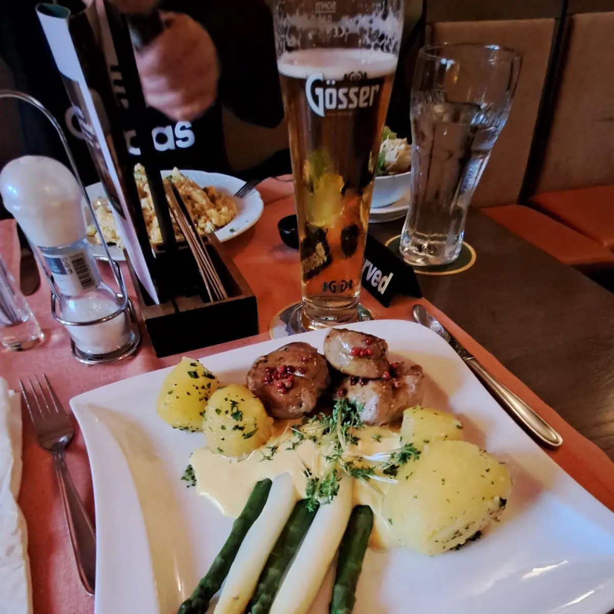 Spargel Mit Lendchen Dazu Petersilienkartoffel Mit Sauce Hollandaise