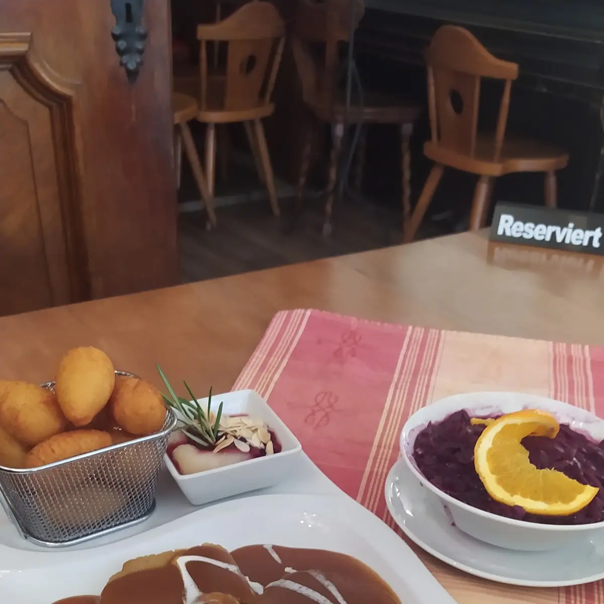 Veganes Wildbraten Mit Kroketten