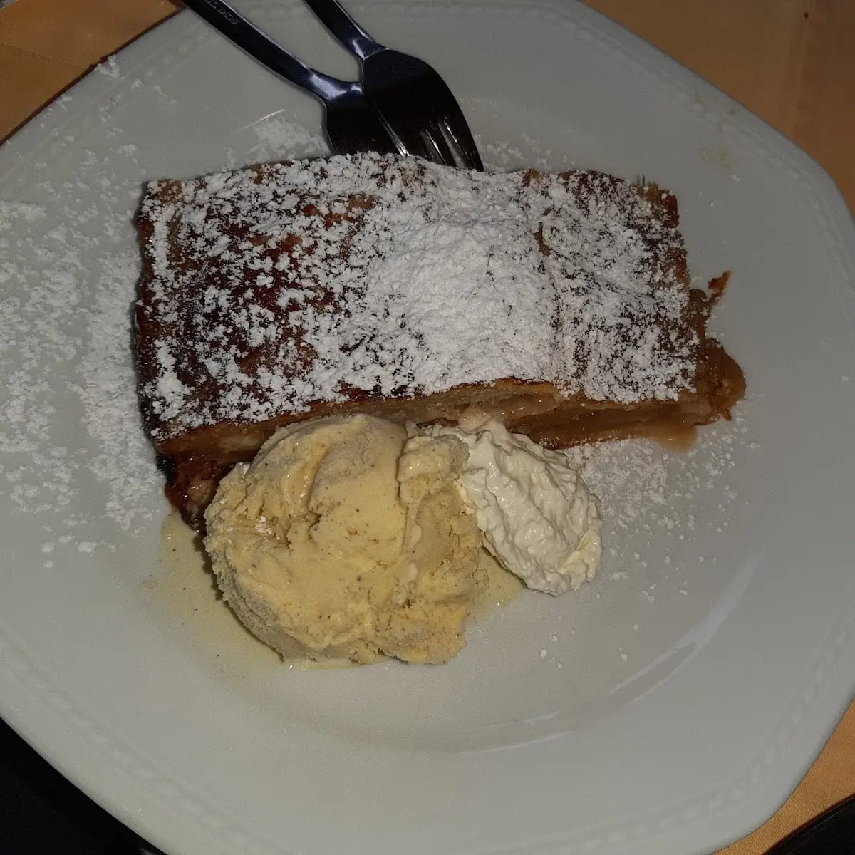 Hausgemachter Apfelstrudel Mit Vanilleeis