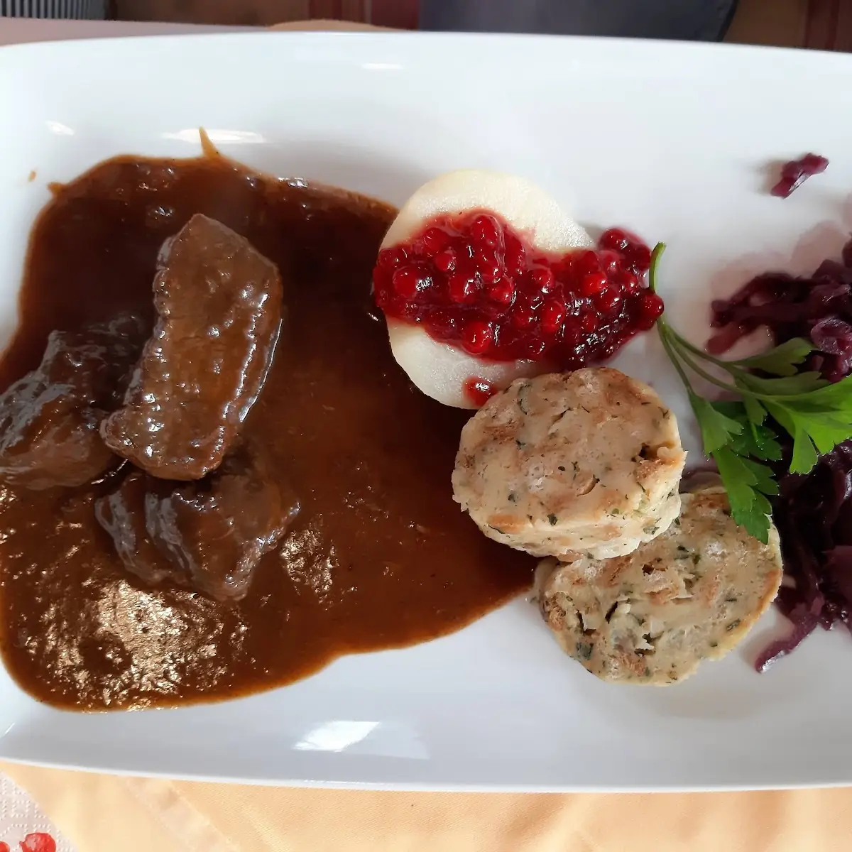 Hirschragout Mit Flaumigem Serviettenknödel Und Hausgemachten Rotkraut