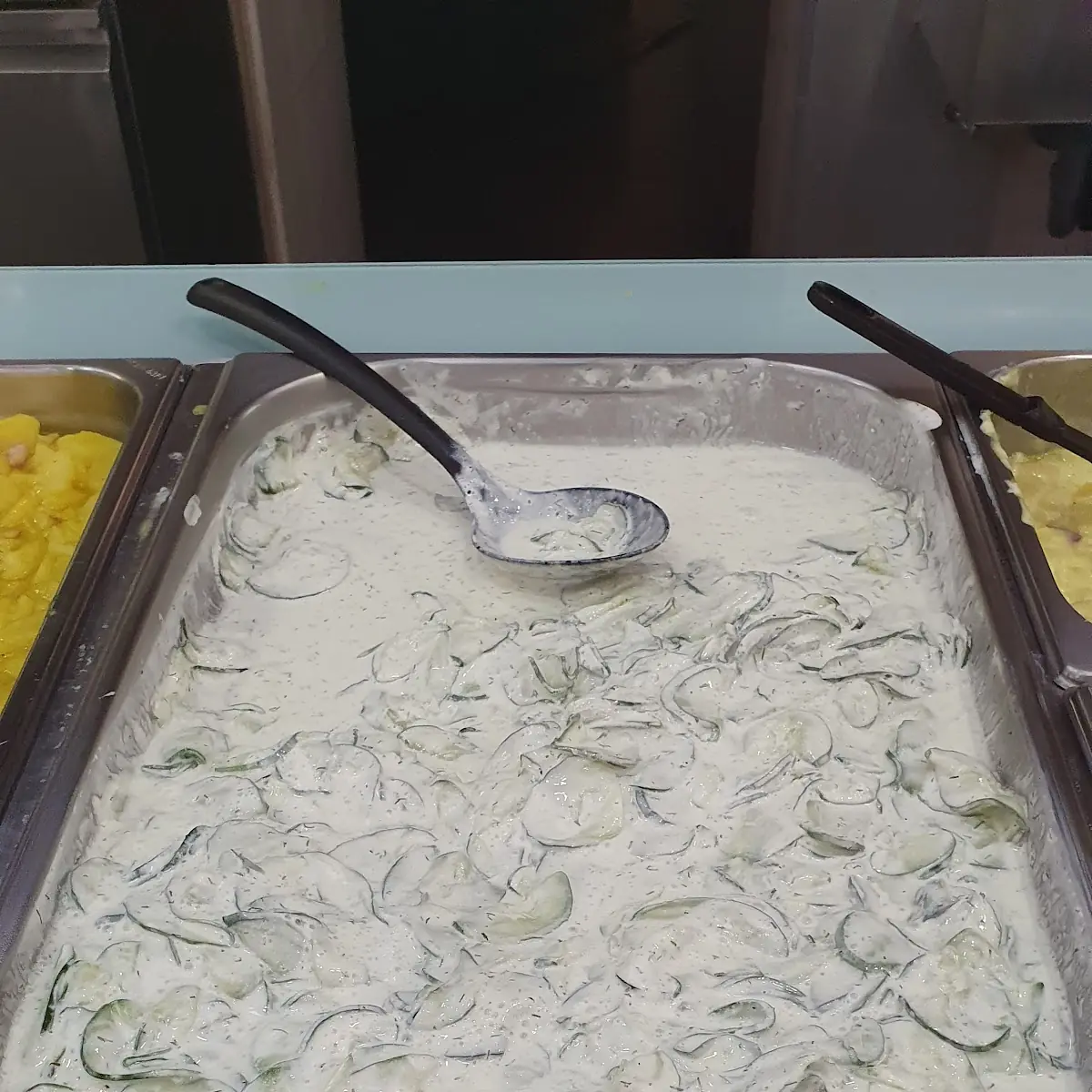 Erfrischender Rahm Gurkensalat