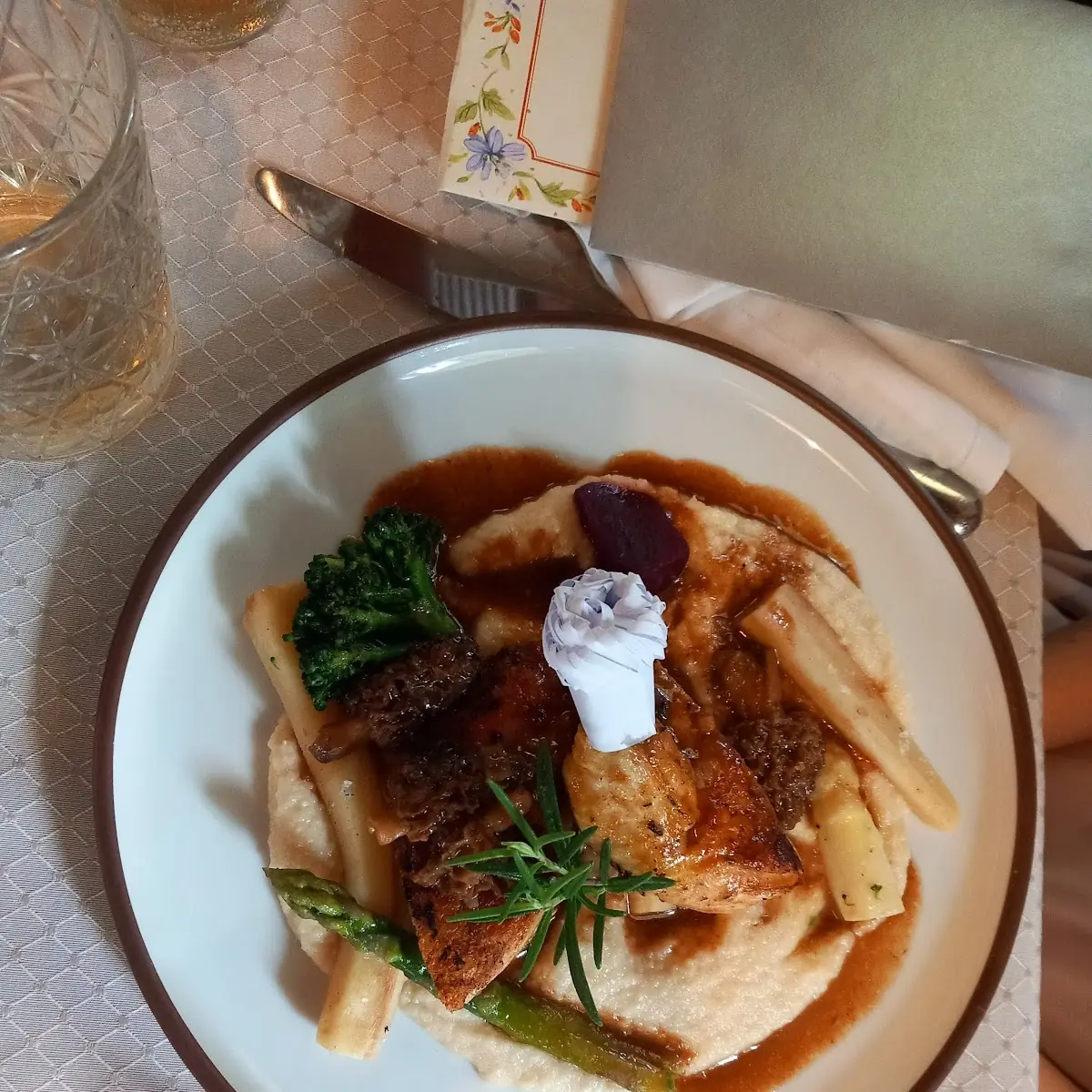 Gegrilltes Steirisches Maishendelbrüstchen Mit Rosmarin