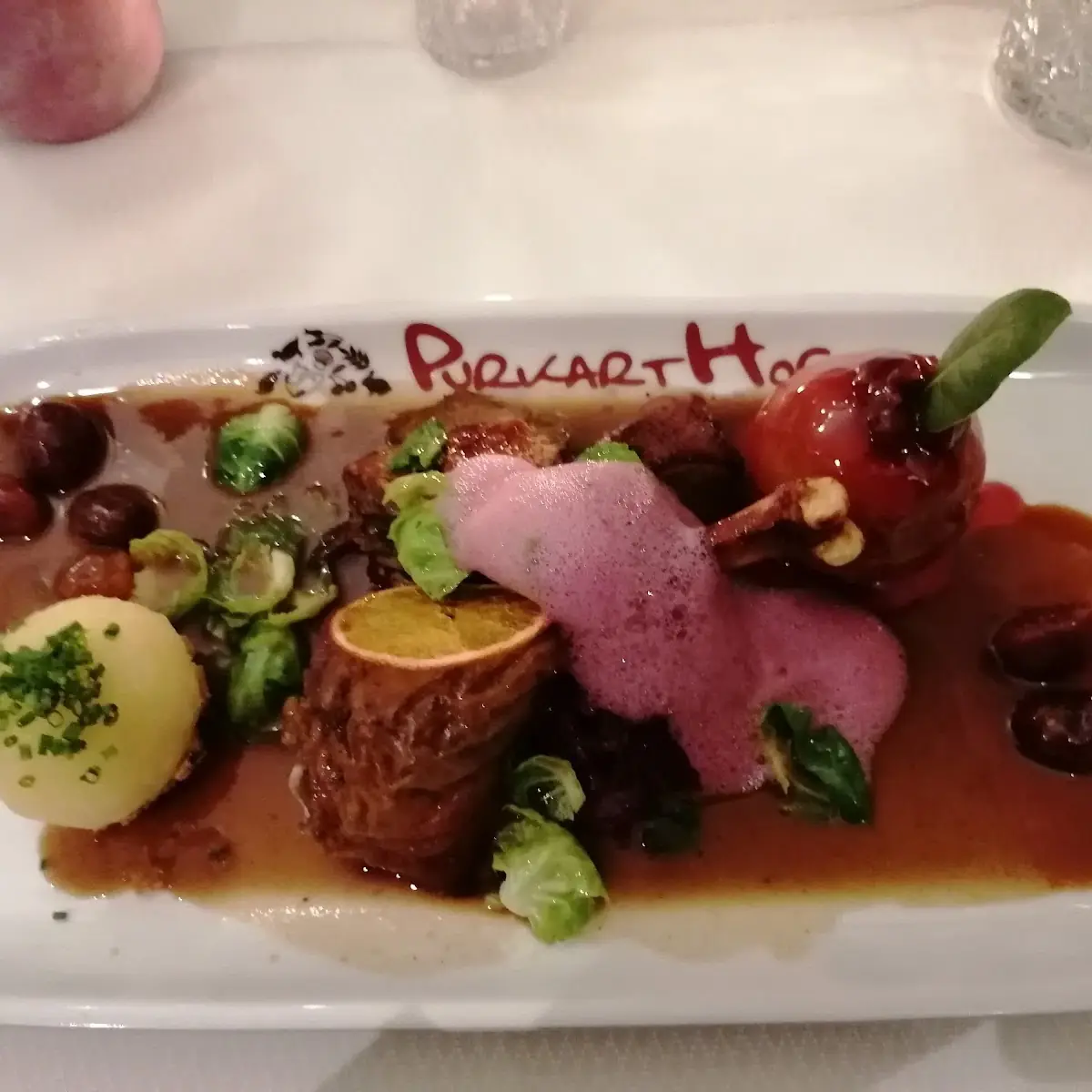 Saisonales Gansl Mit Erdäpfelknödel Rotkraut Und Bratapfel