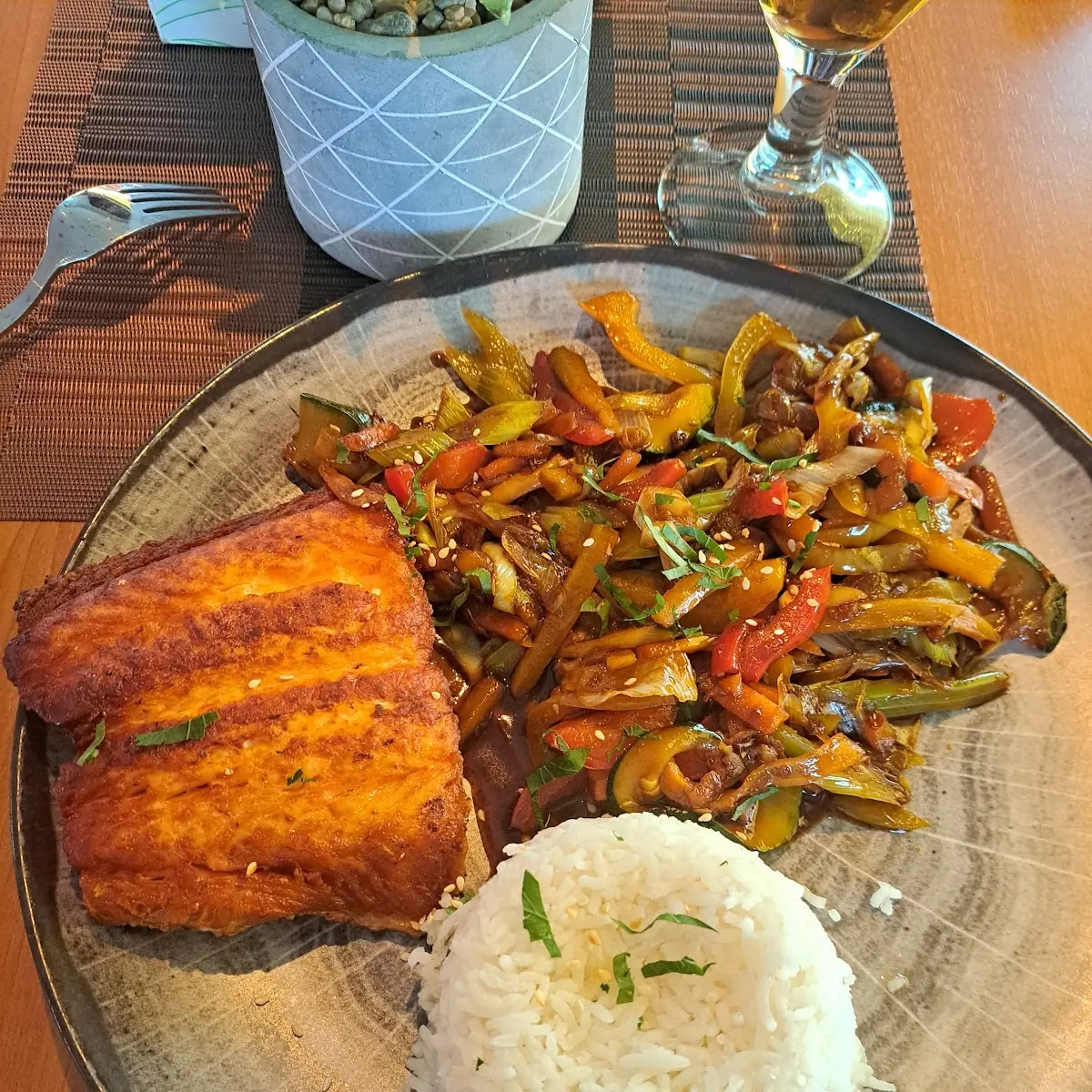 Tagesteller Freitag Lachs Mit Wokgemüse