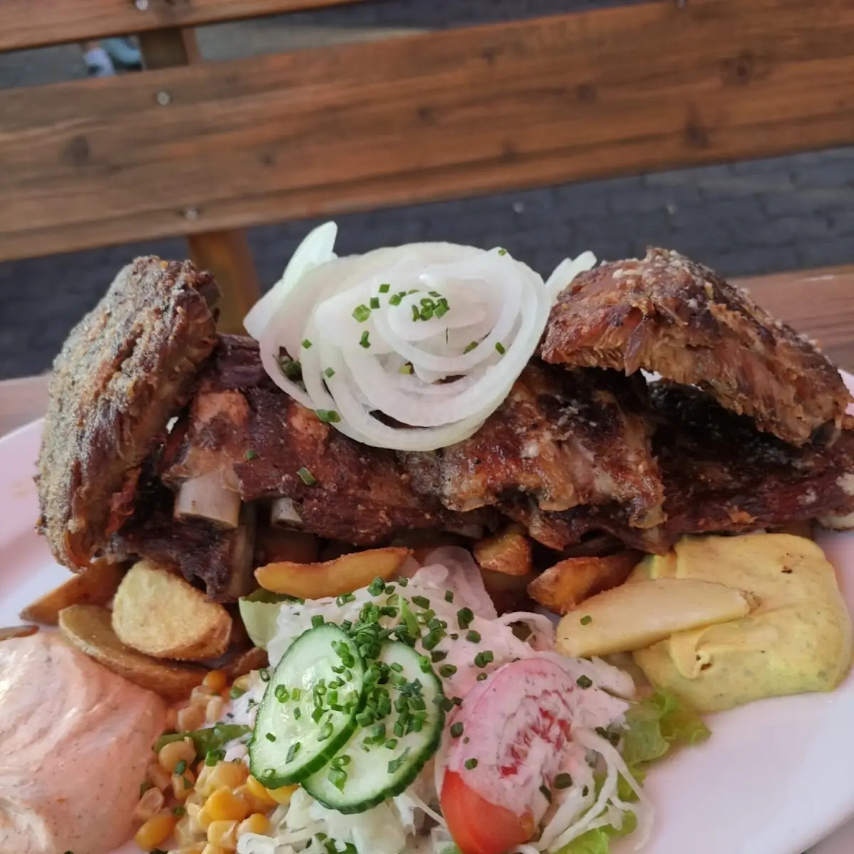 Spare Ribs Mit Pommes Und Soßen