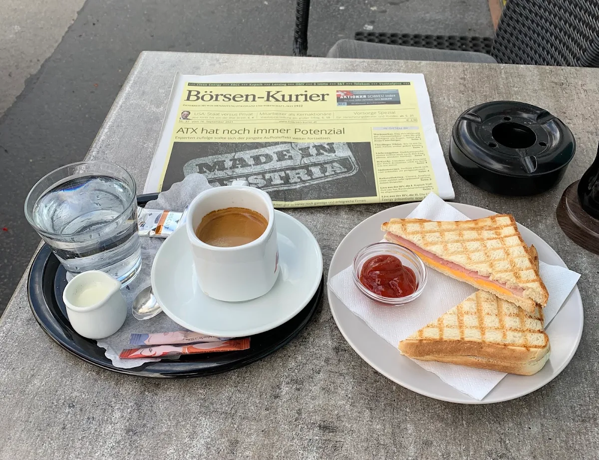 Kleiner Brauner Und Schinken-käse-toast