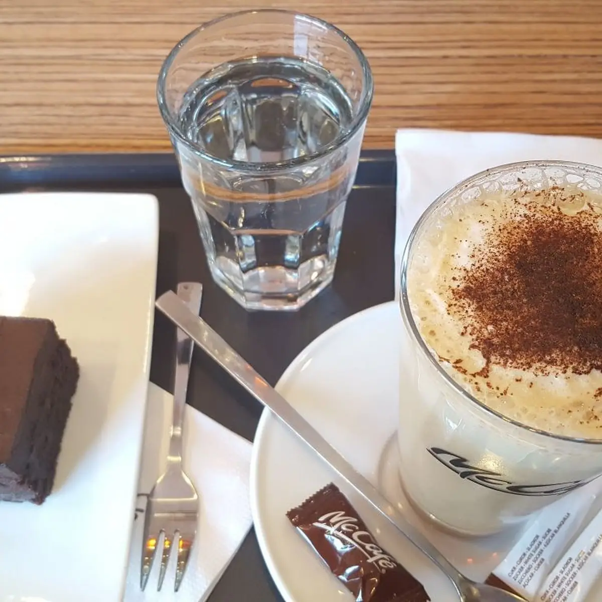Iced Capuccino Und Schokoladenkuchen