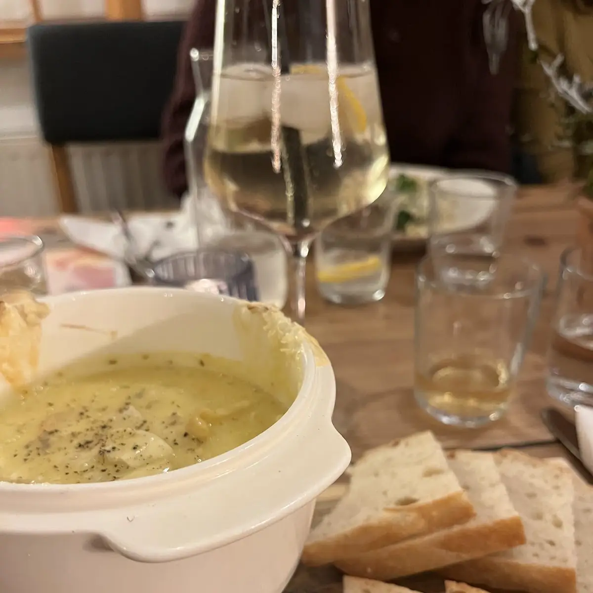 Heißer Camembert Mit Rosmarin