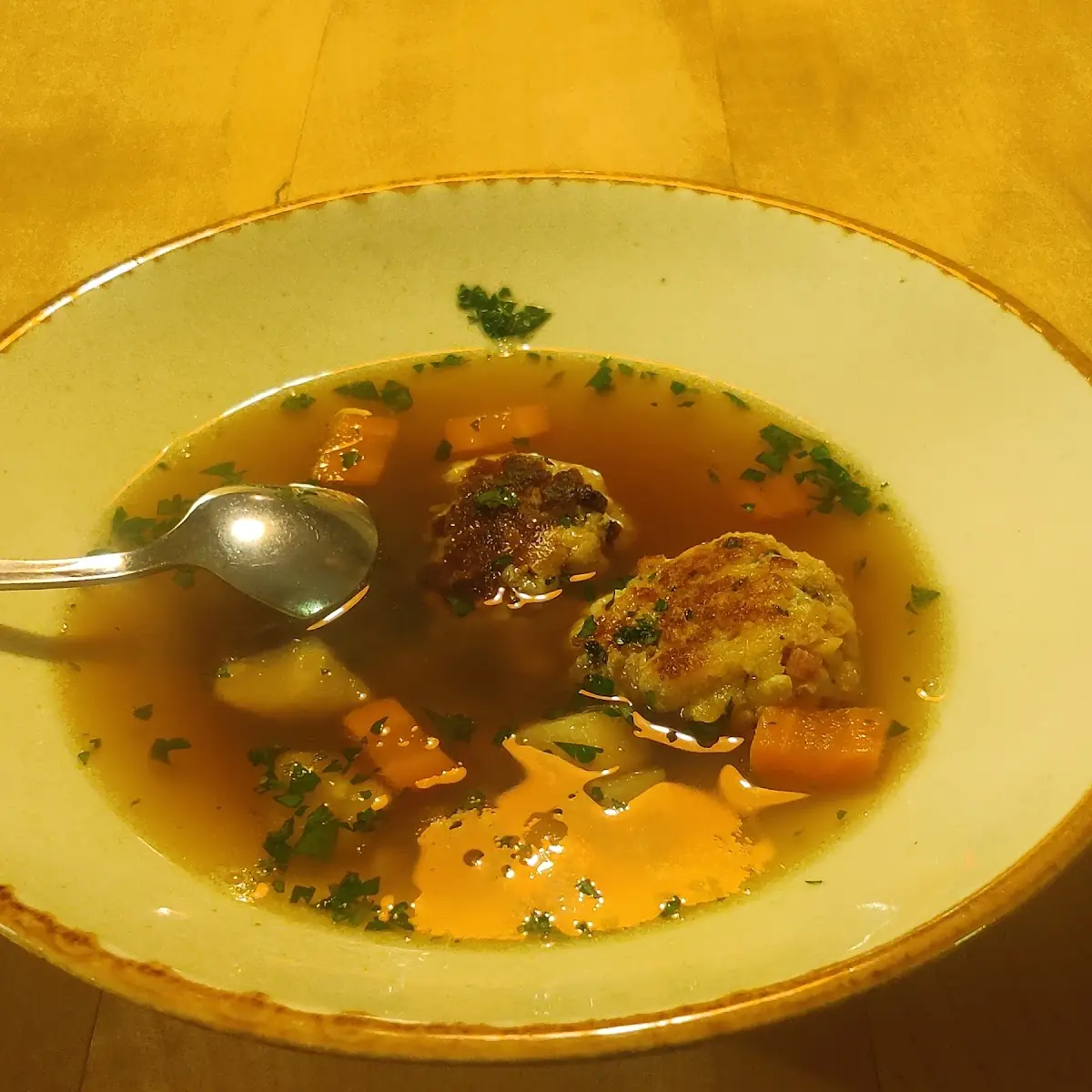 Rindsuppe Mit Kaspressknödel