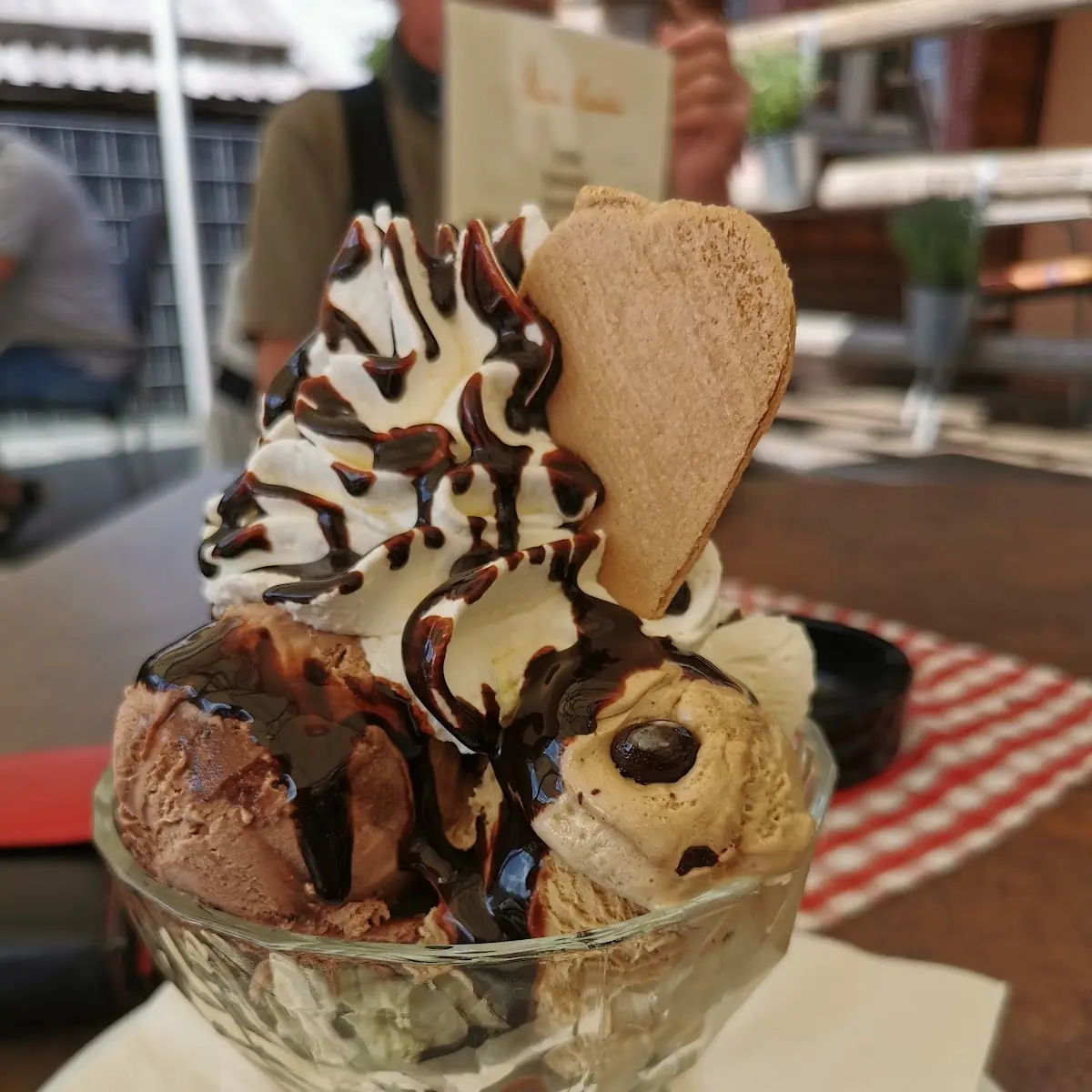 Kleiner Eisbecher Mit Sahne Und Schokolade