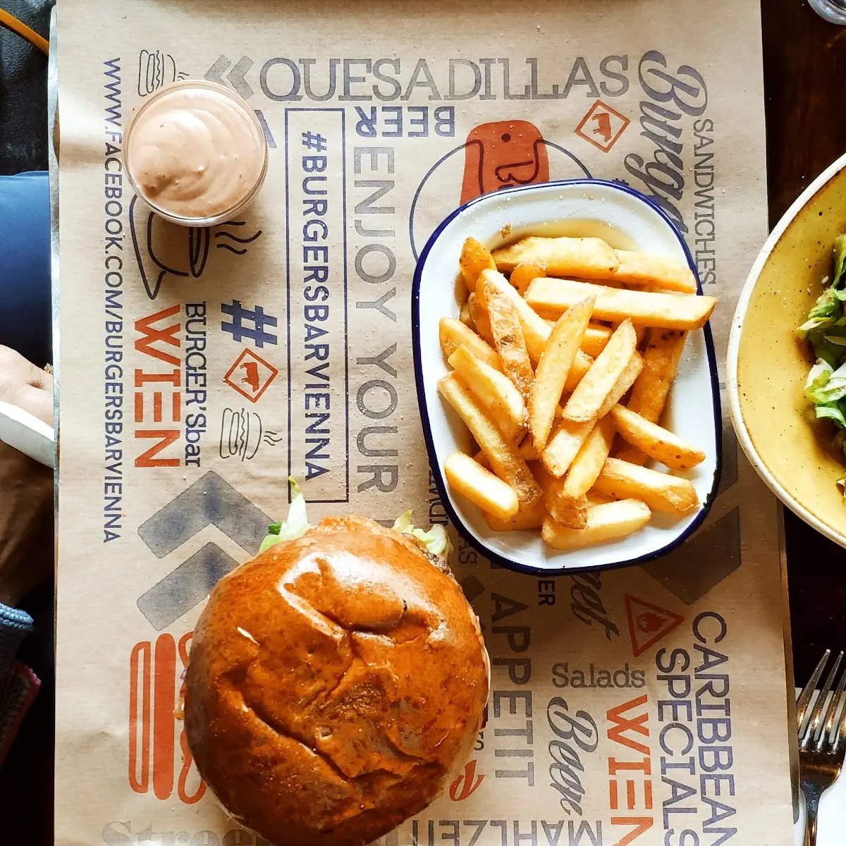 Cheeseburger Mit Pommes