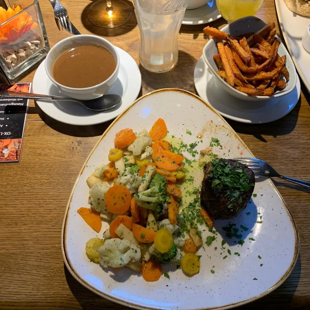 Filetsteak Mit Saisongemüse Und Süßkartoffel Pommes