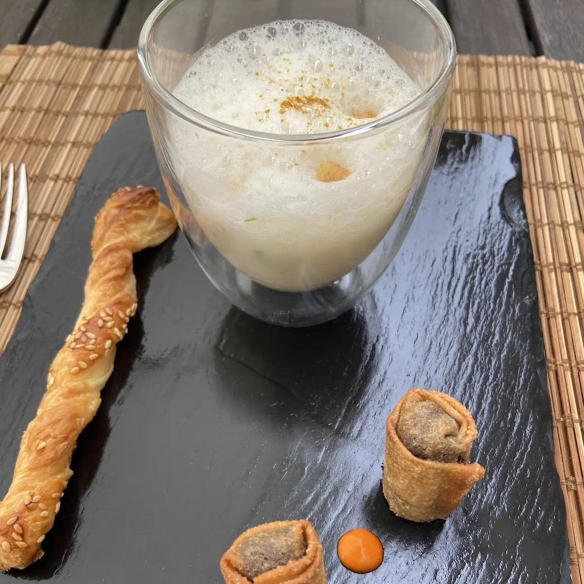 Cappuccino Vom Leithaberg-bärlauch Mit Blätterteig-stangerl Und Knuspriger Blutwurst