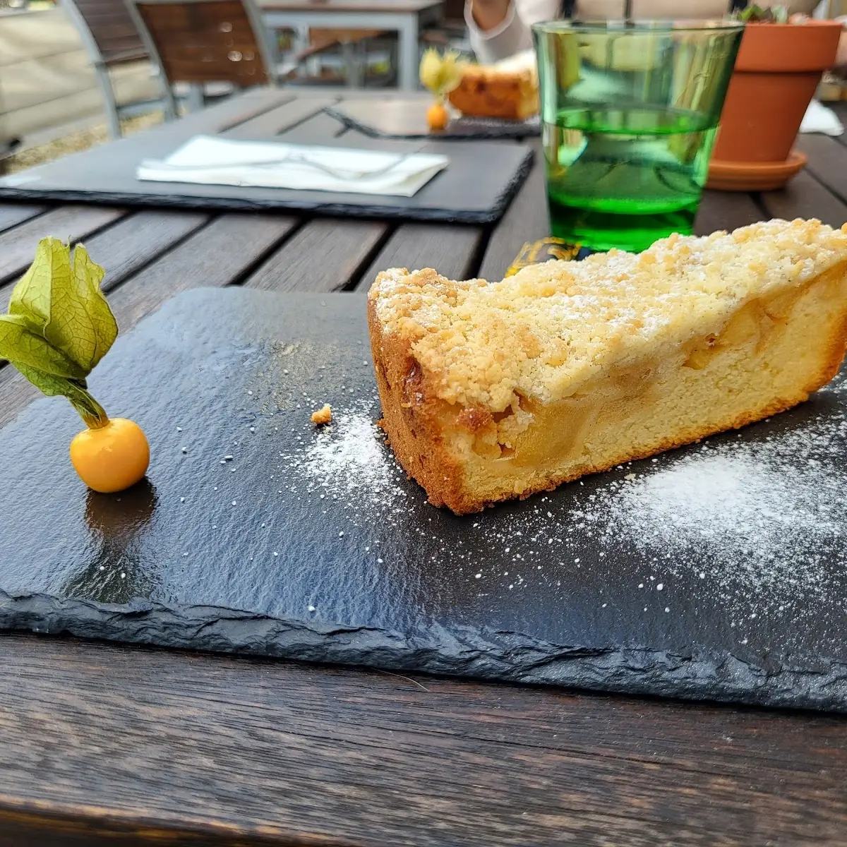 Hausgemachter Apfel-streuselkuchen Mit Vanilleeis Und Schlagobers