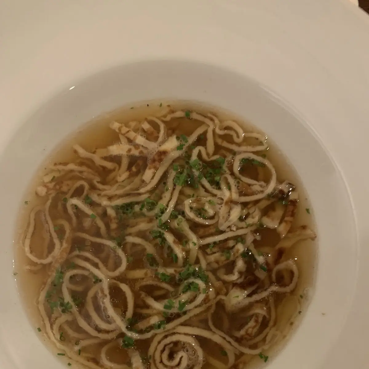 Klare Hühnersuppe Mit Frittaten Oder Grießnockerl