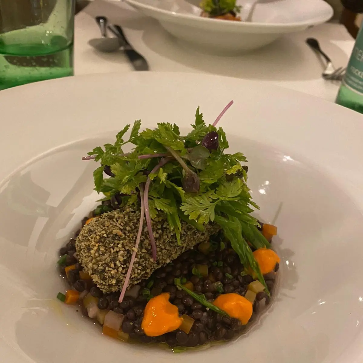 Praline Von Der Blutwurst Mit Belugalinsen-salat Marinierten Zuckererbsenschoten Und Distelöl