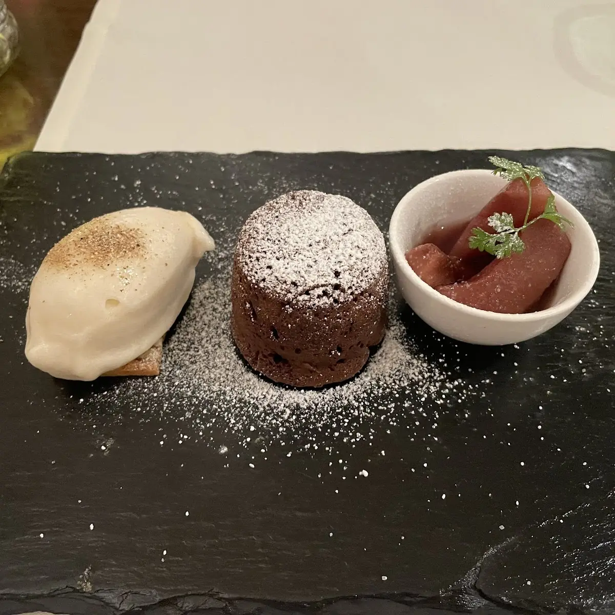 Schokoladen - Lavakuchen Mit Passionsfrucht Und Mango-sorbet