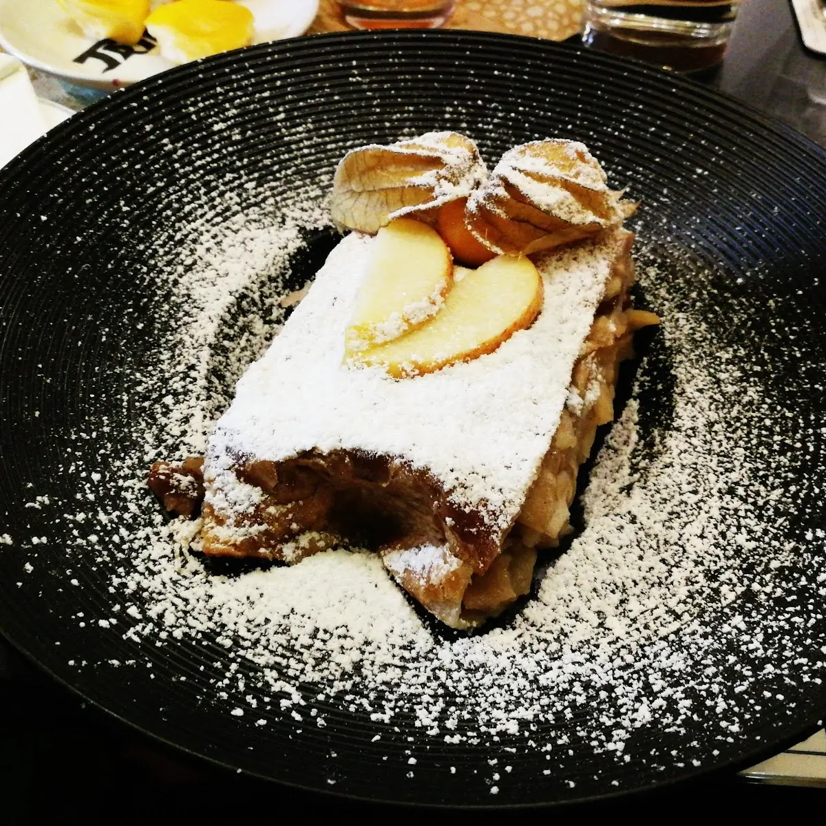 Warmer Topfen- Oder Apfelstrudel
