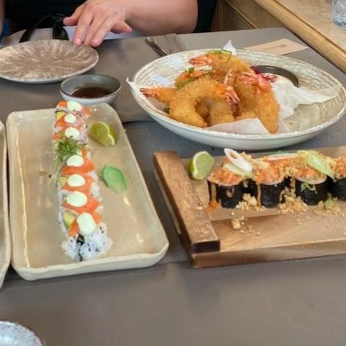 Lachsforelle Avocado Wasabi Limetten Mayo Crispy Spicy Saibling Gurke XO Sauce Garnelen In Panko