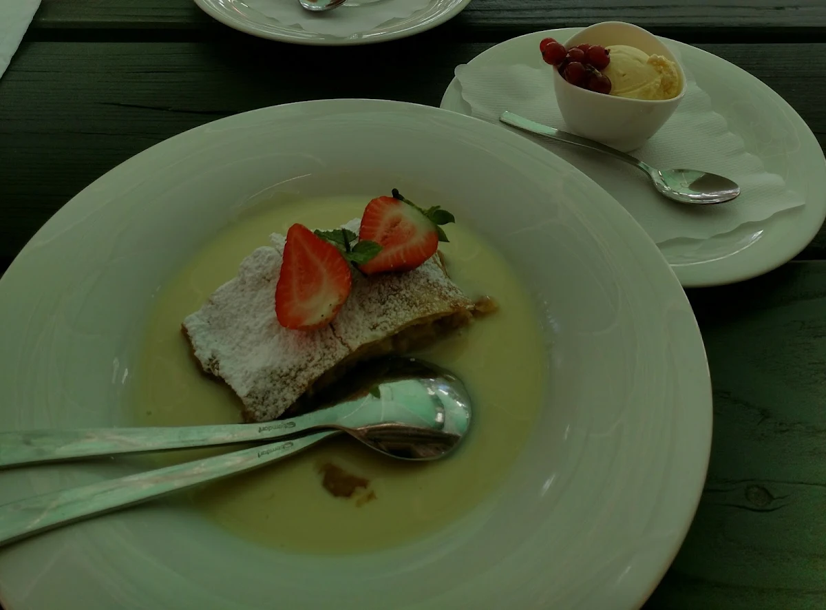 Apfelstrudel Mit Vanillesauce